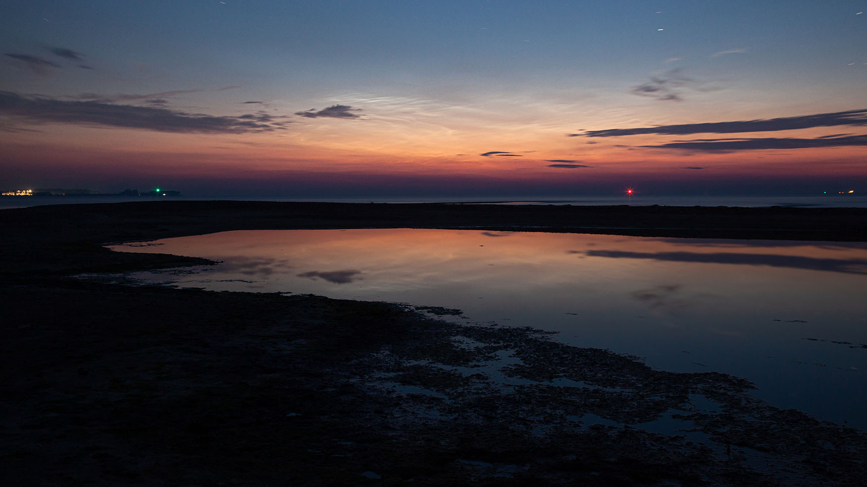 leuchtende Nachtwolken über Laboe an der Ostsee
